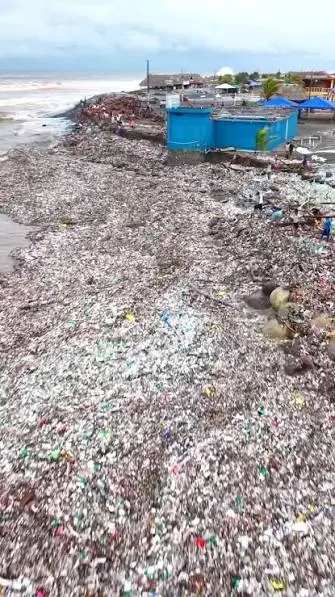 Playa de Ocós, San Marcos, con acumulación visible de basura y plástico arrastrados hacia la costa.