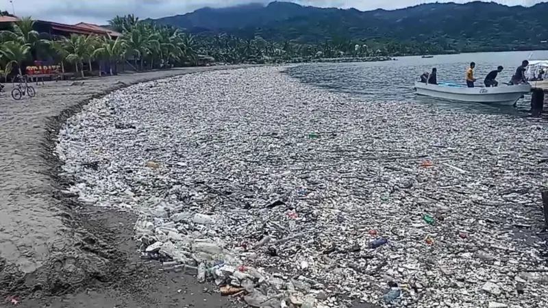 Playa de Ocós en San Marcos con acumulación visible de residuos y plástico llevado hacia la costa.